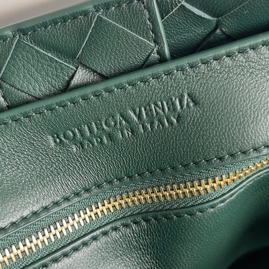 The 2023 new Andiamo batch of 2260 BV has been shipped‼ ️Really popular🔥The new Andiamo woven handbag launched by Bottega Veneta this season is really popular all over the world! ! Celebrities at home and abroad have worn it, and Oscar-winning actress Michelle Yeoh has taken it out on the street. Song Jia, Trai Yara, Yu Feihong, Sanji Ayaka, Rosie Hunting-Whiteley, Yoshioka Riho, etc. have all picked up this bag. It is classic and versatile, showing off its temperament, and the bag capacity is also large, which is very convenient for daily commuting! ! A variety of carrying methods, the shoulder straps can be adjusted by yourself, the original lambskin feels soft and delicate, and the unisex style breaks the gender boundaries and brings a more practical and long-lasting use experience. Andiamo, which has both elegant and casual styles, perfectly interprets the true appearance of "fashionable old money style". Style number: 743572 Size: 32*24*12